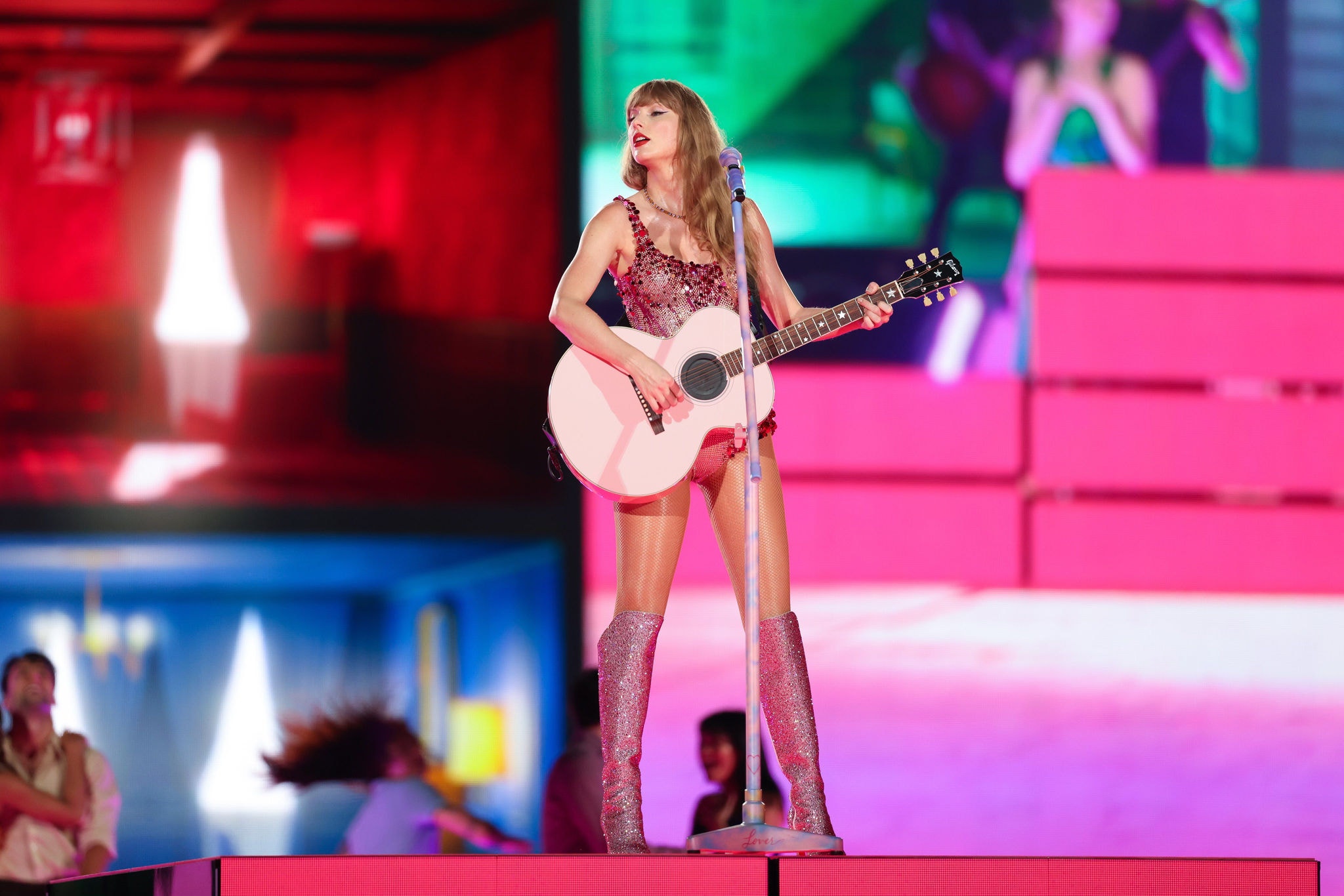 Taylor Swift em uma de suas apresentações em Singapura, durante a Eras Tour