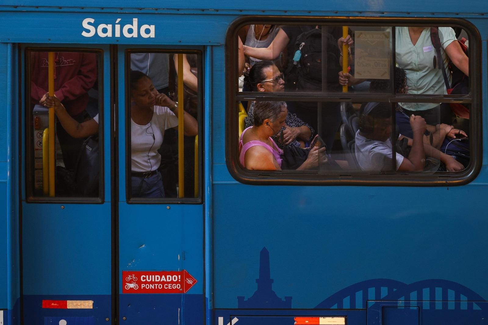 Ônibus lotados em BH, discussão sobre passe livre