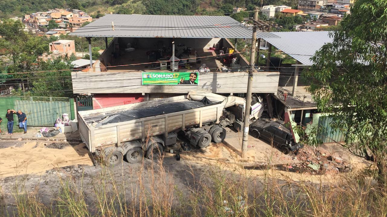 Motorista de carreta arrasta veículos e atinge casas em BH