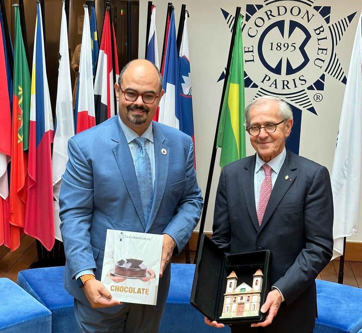 O vice-governador de Minas, Mateus Simões, e o CEO da Le Cordon Bleu, monsieur André Cointreau, durante a visita ao campus da instituição em Paris