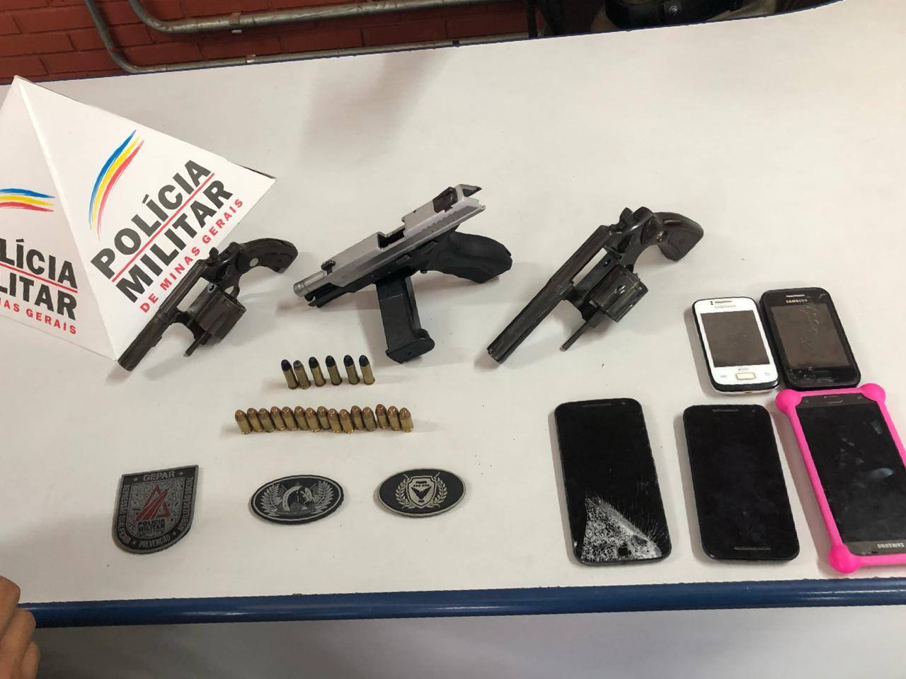 Armas, munição e celulares foram apreendidos pela polícia
