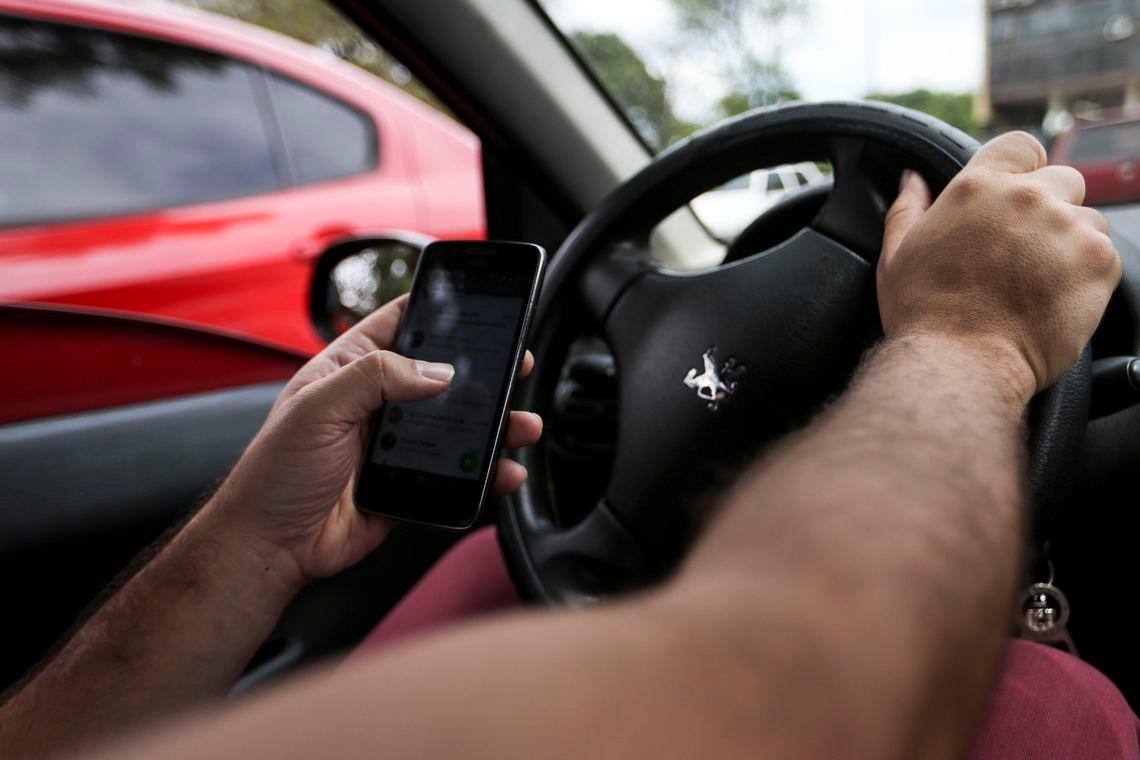Quase 1/3 dos jovens britânicos admitem fazer vídeos para redes sociais, mesmo estando ao volante