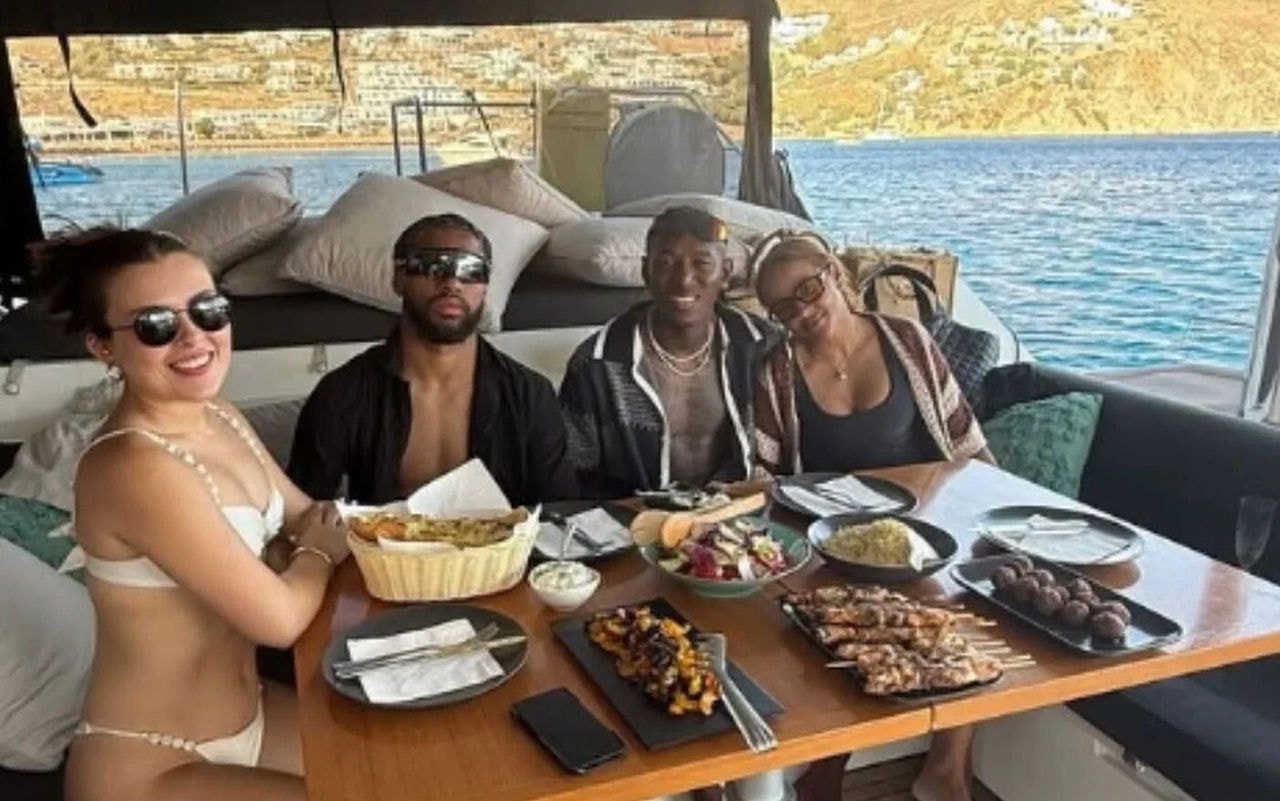 Wesley, Vitão e companheiras de férias na Grécia (Foto: Reprodução Instagram)