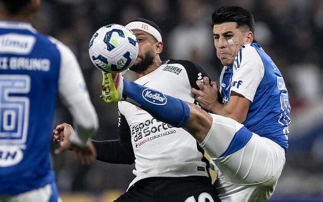 Zagueiro Villalba teve boa atuação diante do Corinthians e evitou um gol no fim da partida (Foto: Marco Galvão/Cruzeiro)