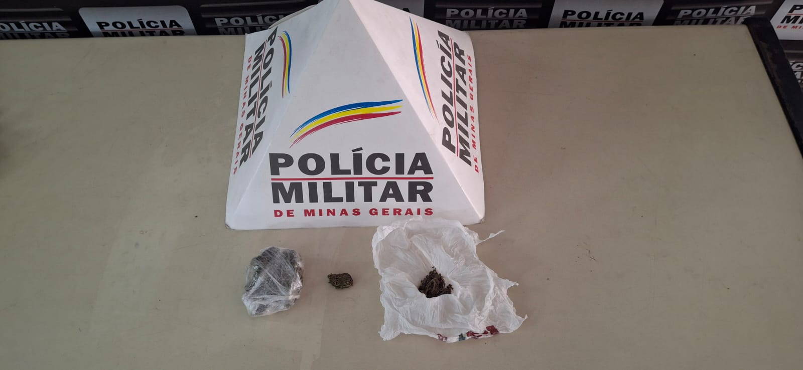 PMs encontraram a maconha e apreenderam a moto do suspeito