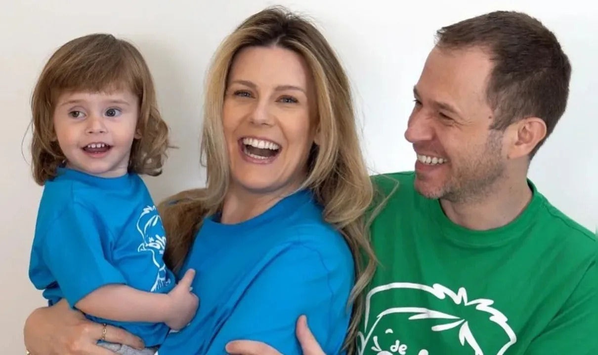 Tiago Leifert, sua esposa Daiana Garbin e sua filha Lua