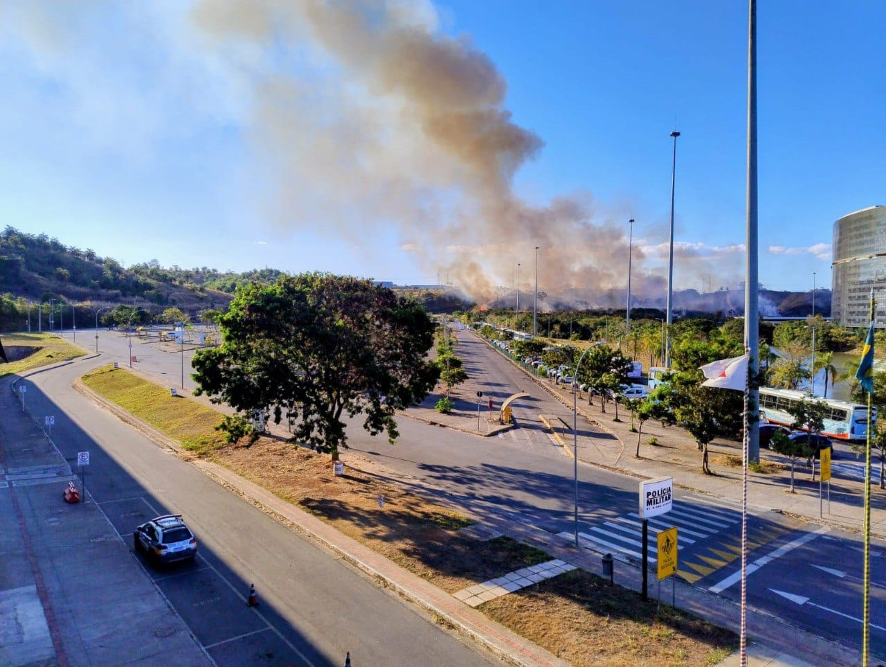 O incêndio ocorre próximo à MG-010 e à Cidade Administrativa