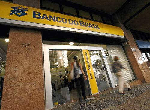 Os bandidos agiram no começo da manhã e utilizaram um maçarico para acessar o dinheiro