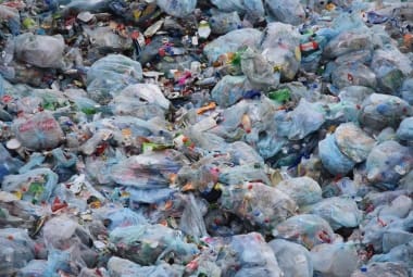 Lixos plásticos são um dos maiores poluentes do meio ambiente, principalmente dos oceanos 