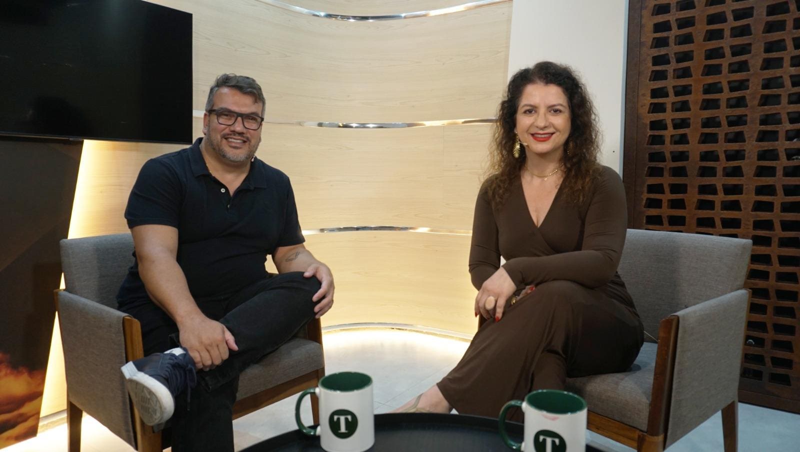 Flávio Azevedo, diretor executivo Brasil e mercado internacional da Totvs, e a colunista Helenice Laguardia, durante gravação do primeiro episódio da temporada Minas S/A Inovação que será no próximo dia 16 em todas as plataformas de O Tempo.