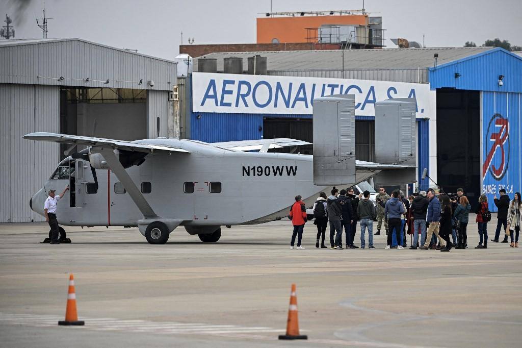 Mebros de organizações de direitos humanos, parentes e vítimas da ditadura se reúnem em torno do Short SC-7 Skyvan, na Argentina