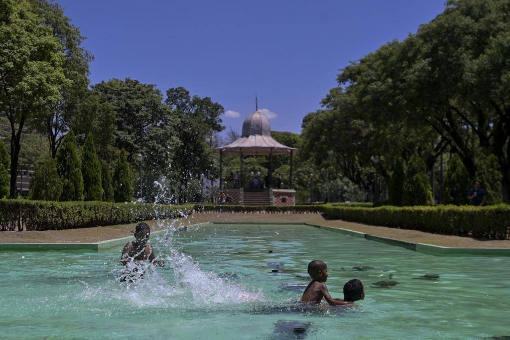 Crianças na Praça da Liberdade em BH