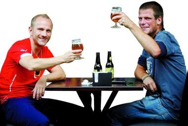 Suíços Roman Warner e Felix Fryba aproveitam cervejaria no aeroporto de Confins para confraternização antes de nova viagem