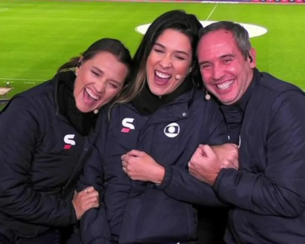 Ana Thais Matos e Caio Ribeiro abraçam Renata Silveira