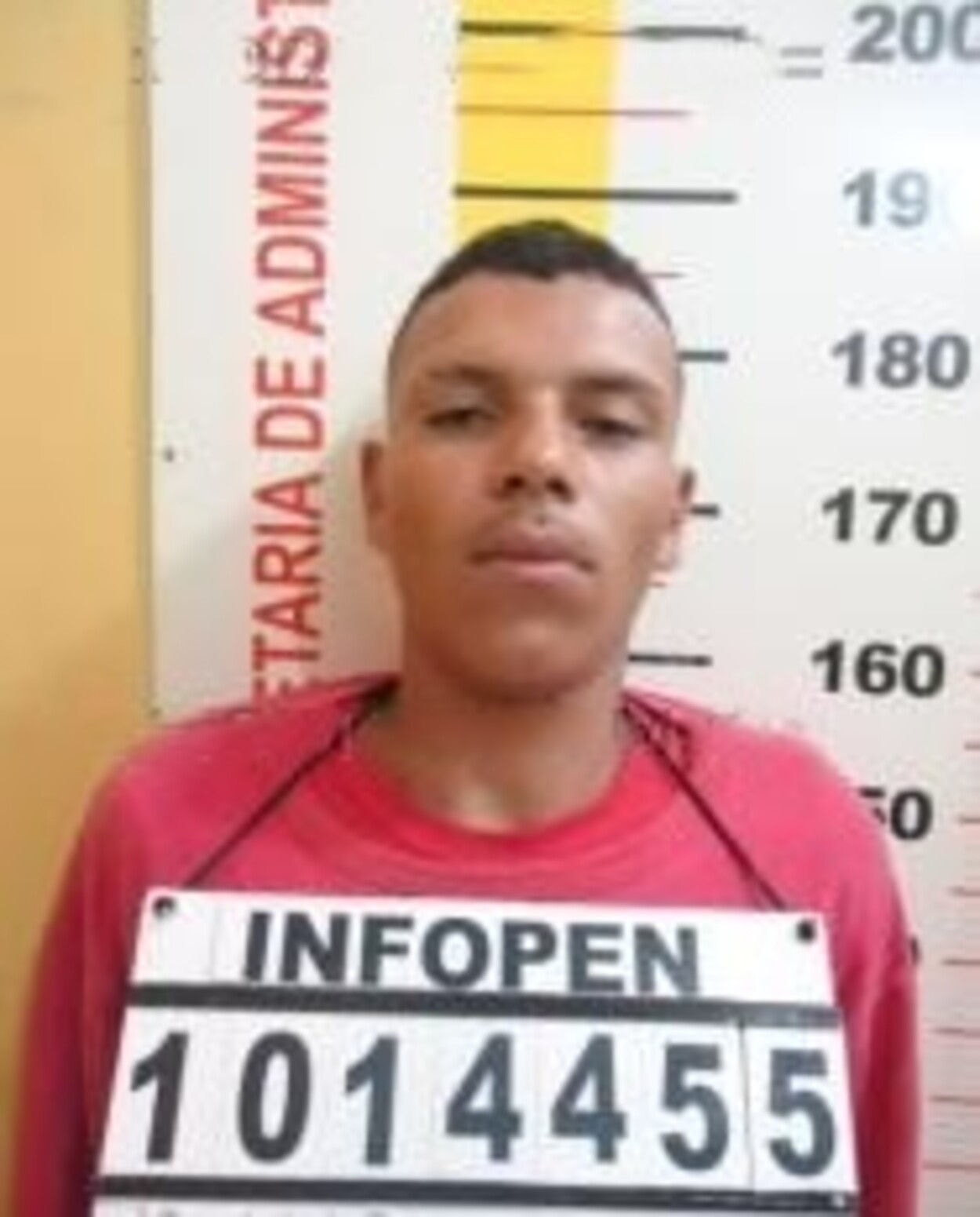 Robert Slater Salles de Oliveira, de 21 anos, é procurado em Itajubá
