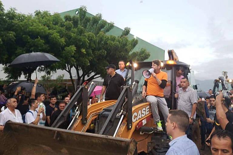 O senador Cid Gomes fala por megafone com PMs aquartelados em Sobral, minutos antes de ser baleado -
