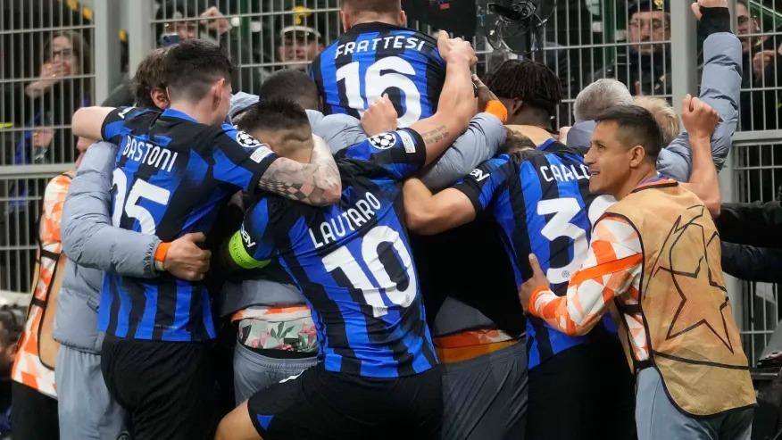 Jogadores da Inter comemoram o gol da vitória, marcado por Arnautovic