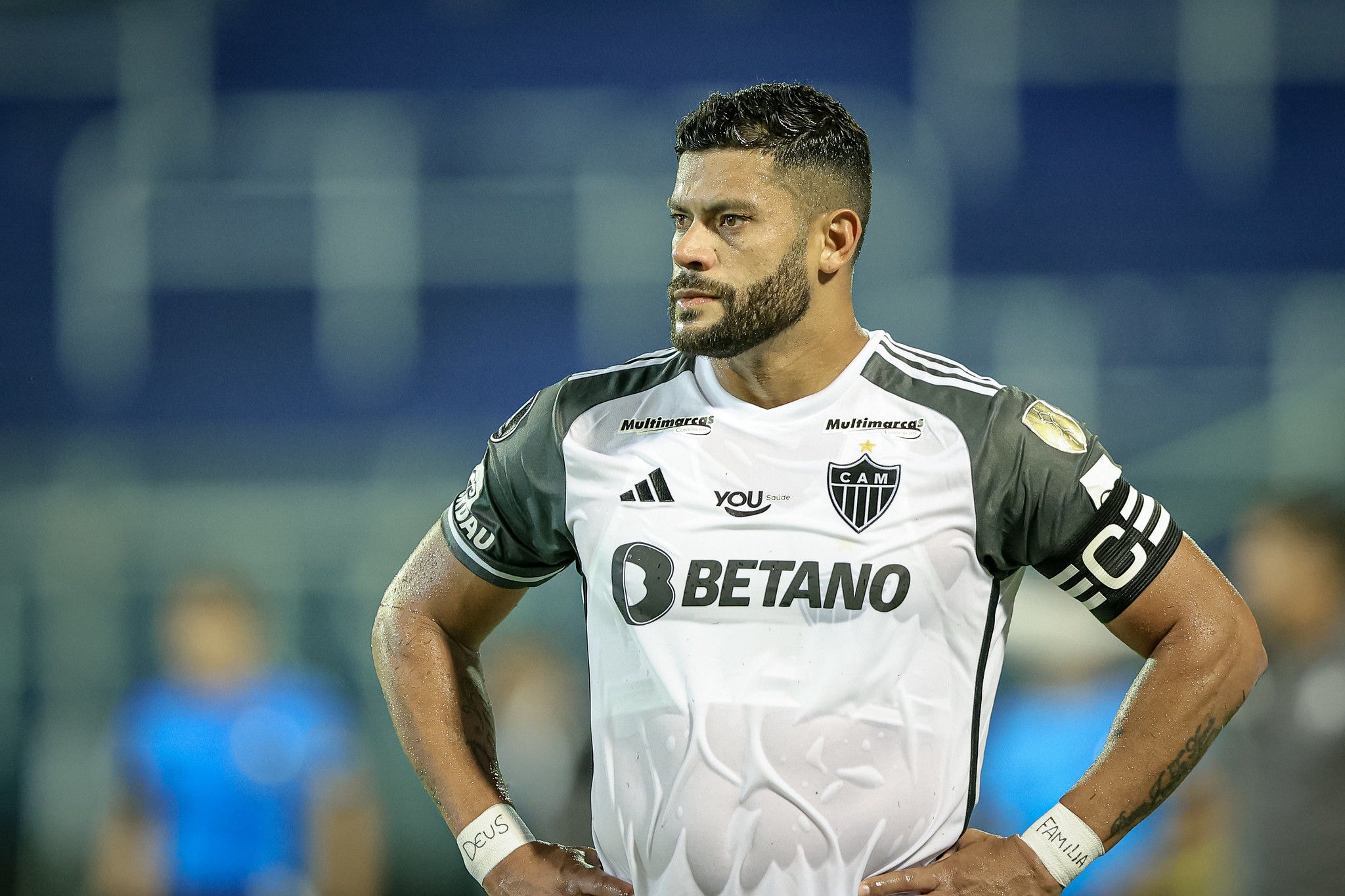 Hulk, atacante do Atlético, em jogo contra o Rosario Central