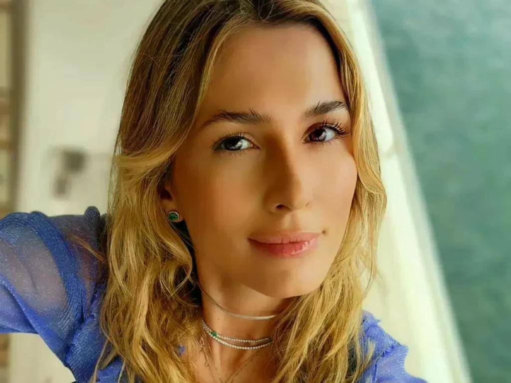 Lívia Andrade posta foto no chuveiro e bumbum enorme rouba a cena