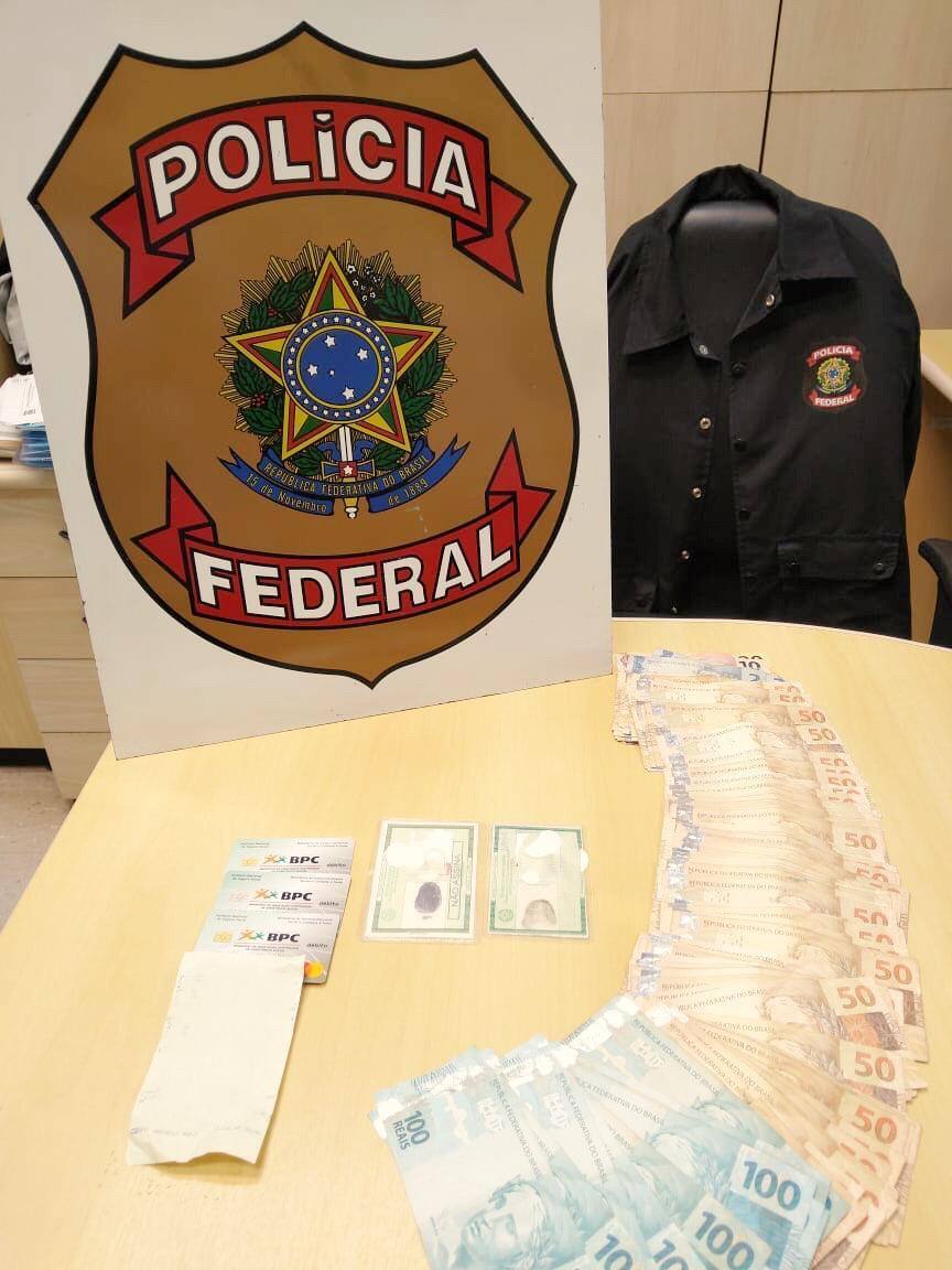 Documentos falsos e o dinheiro foram apreendidos com os suspeitos