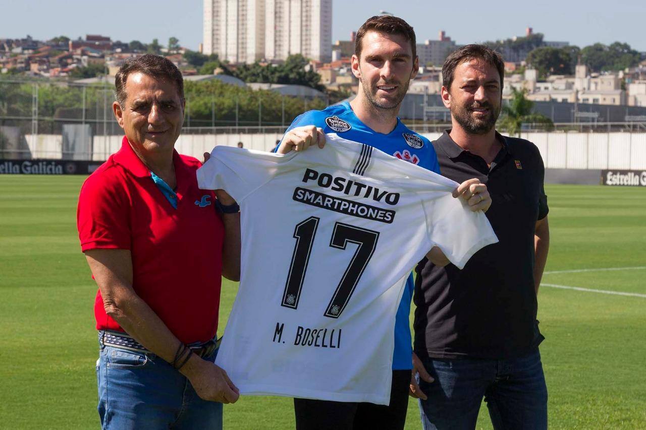 O centroavante realizou exames na última semana e assinou pré-contrato com o Corinthians por duas temporadas