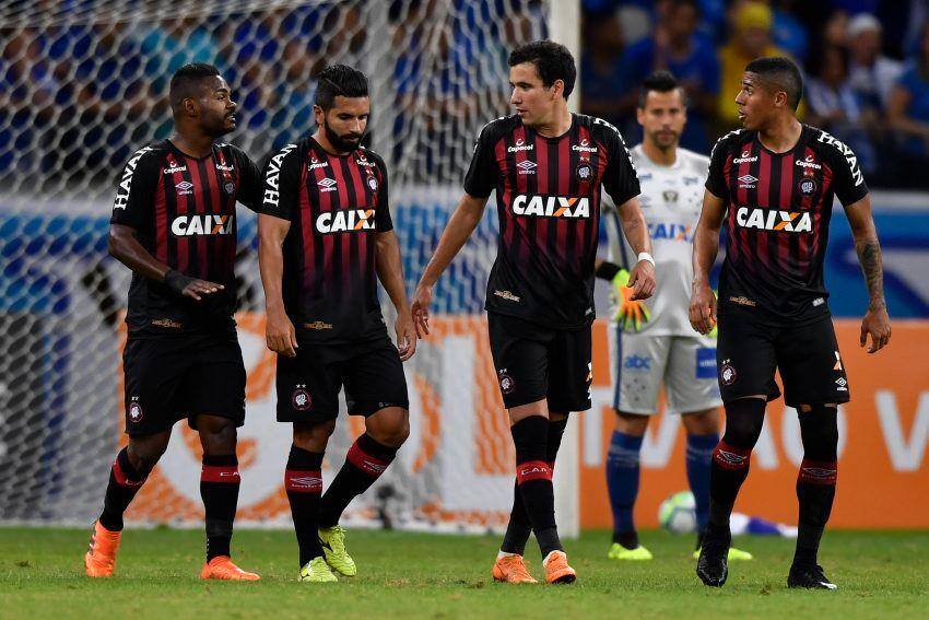 Atlético-PR tem começo arrasador e vence o Flamengo na Arena da Baixada