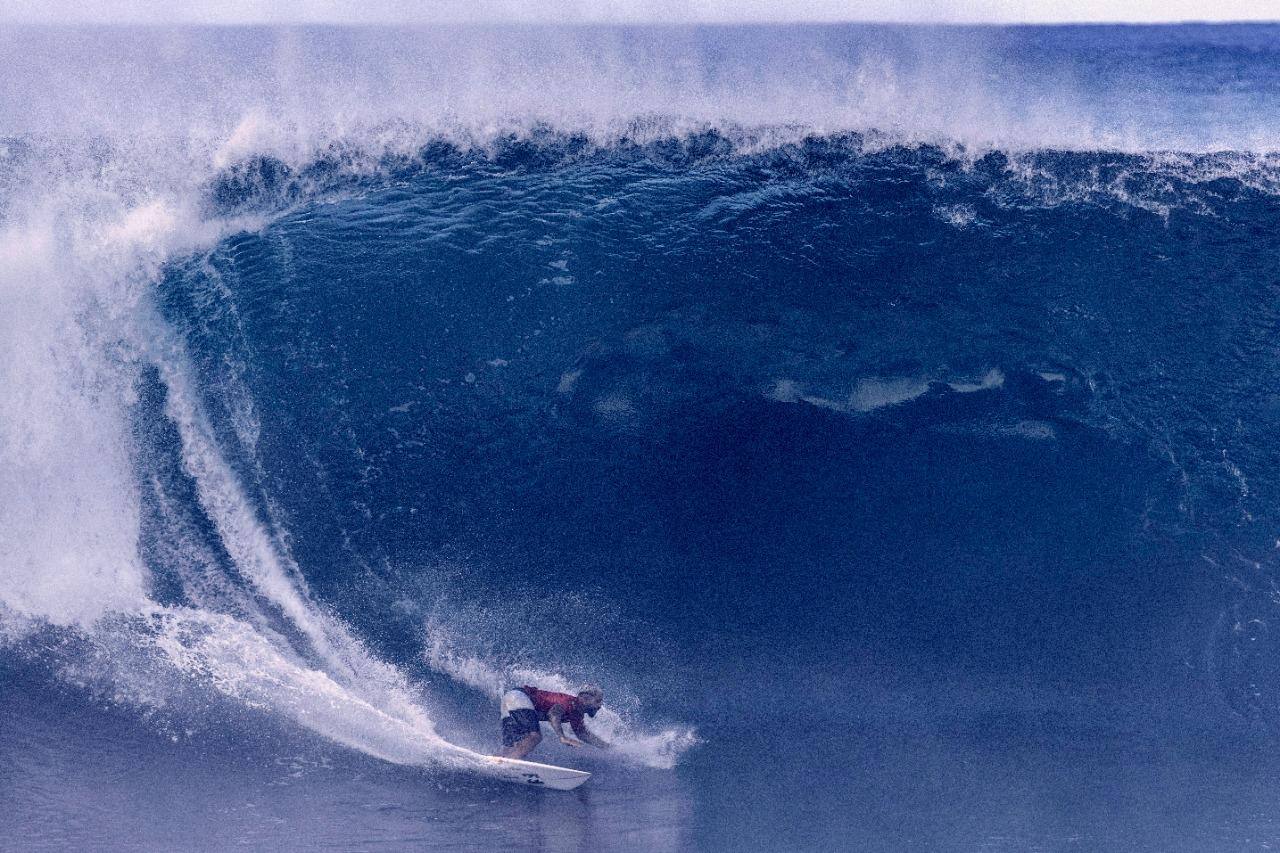 Italo Ferreira perde na final, e John John Florence é tricampeão mundial
