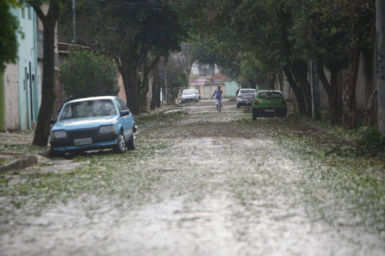 Granizo tomou conta das ruas da cidade