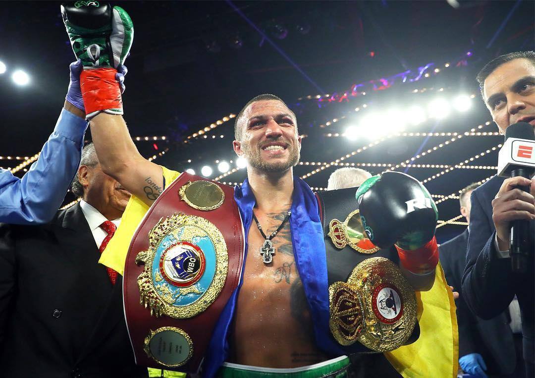 Boxeador celebra feito: é detentor de dois cinturões na mesma categoria