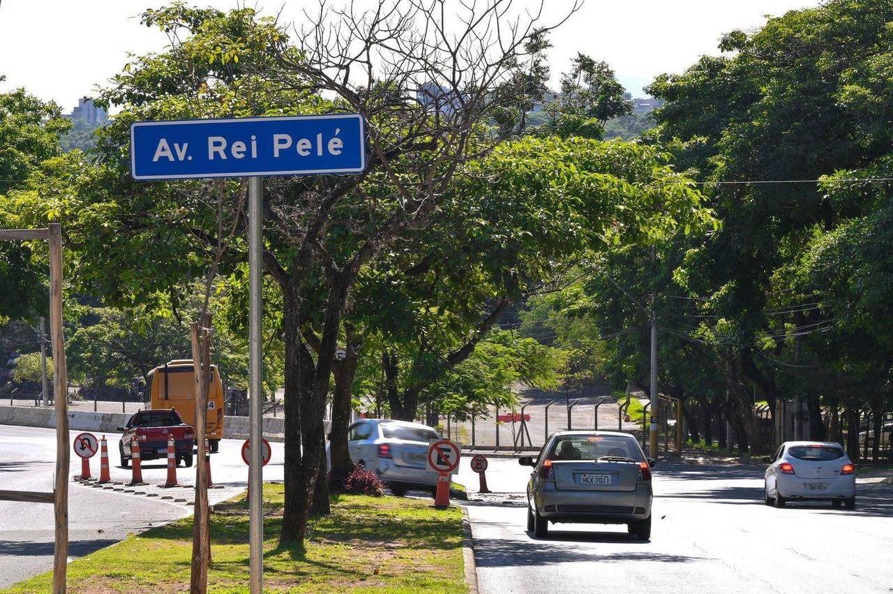 Avenida Rei Pelé, na região do entorno do Mineirão; homenageia o craque, morto em 2022