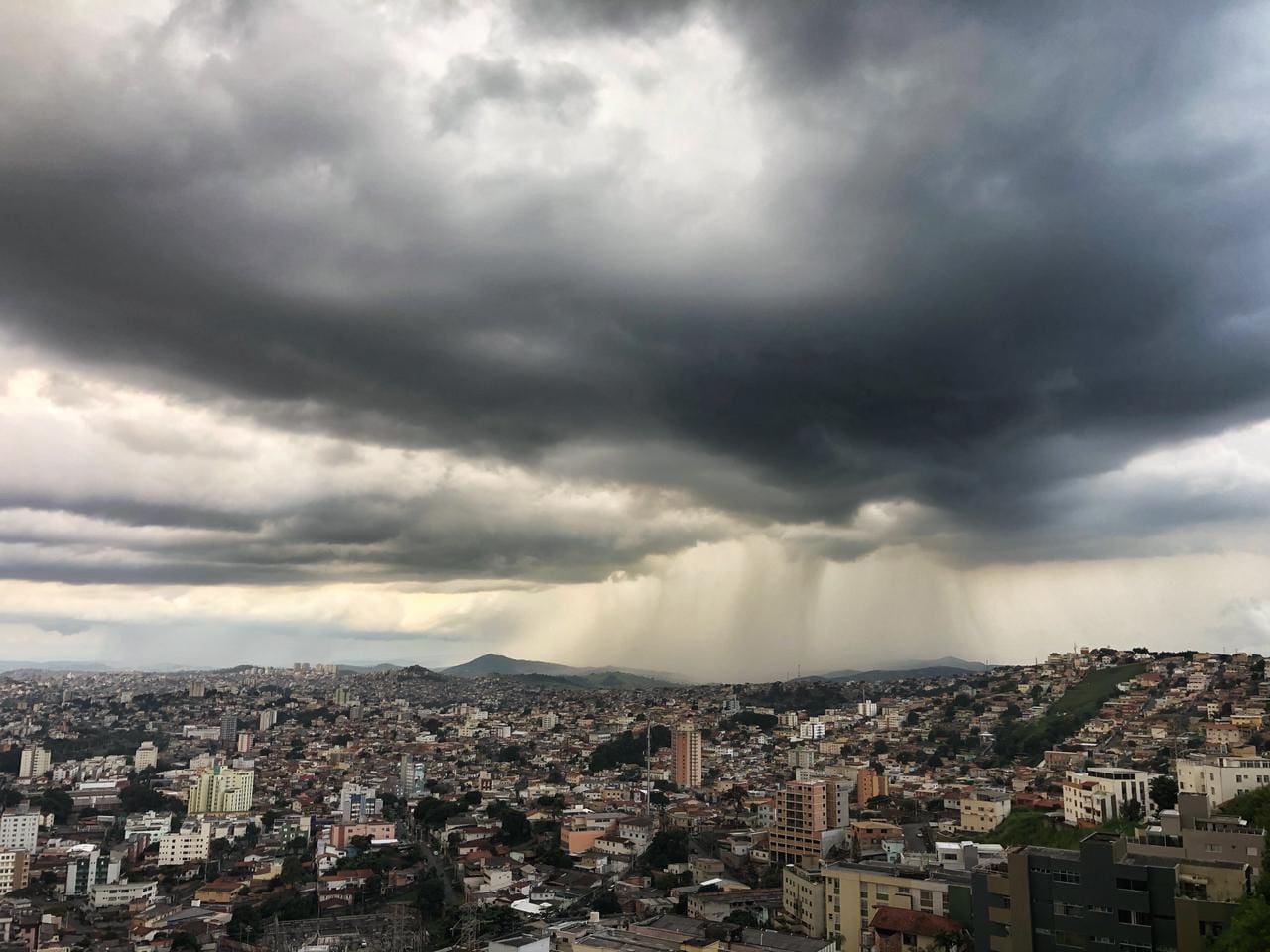 Céu deve ficar nublado, é há possibilidade de pancadas de chuva em Belo Horizonte nesta terça-feira (6)