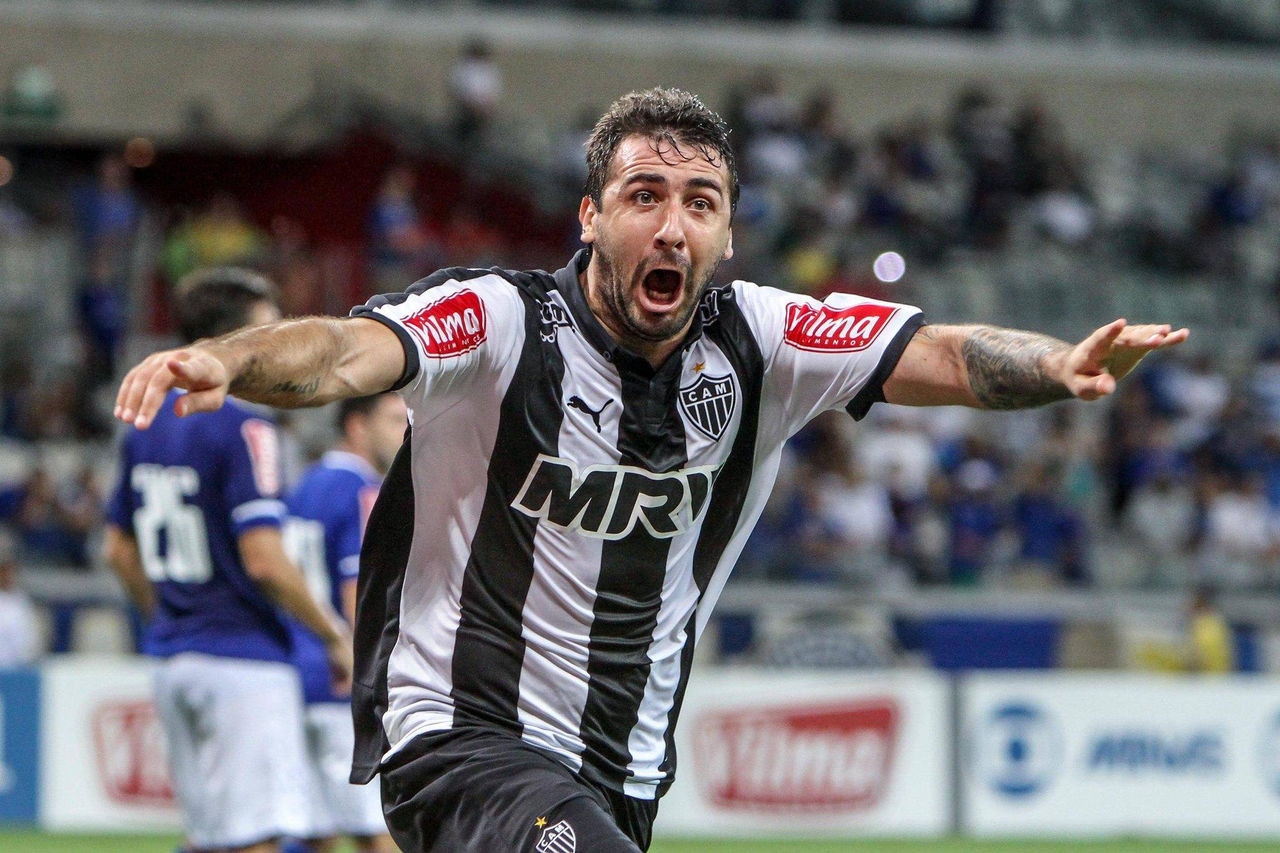 Argentino Lucas Pratto fez os dois gols do Galo contra o Cruzeiro na histórica virada de 2015