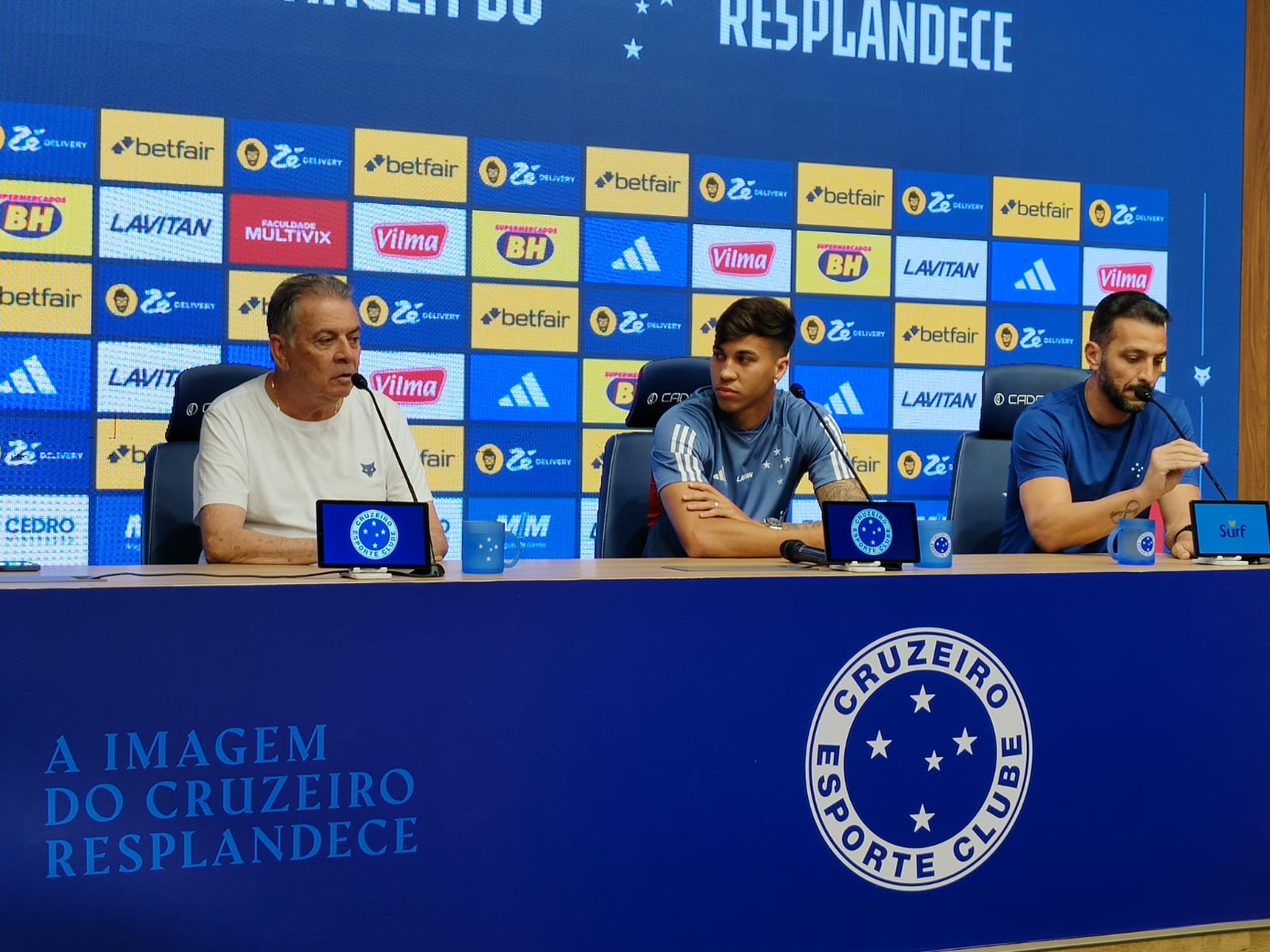 Kaio Jorge ao lado de Paulo Pelaipe e Edu Dracena na apresentação