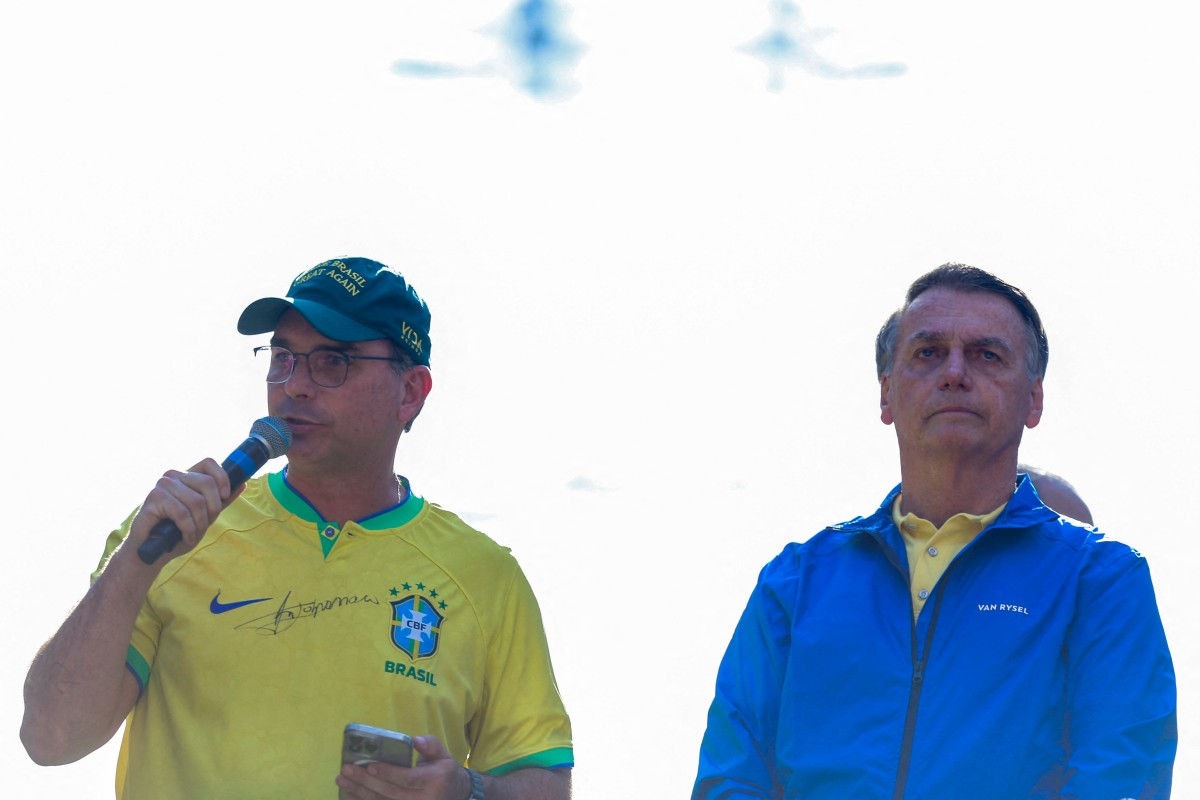 Flávio Bolsonaro discursa ao lado do pai, Jair Bolsonaro, em ato na Avenida Paulista por anistia aos envolvidos nos atos de 8 de janeiro de 2023