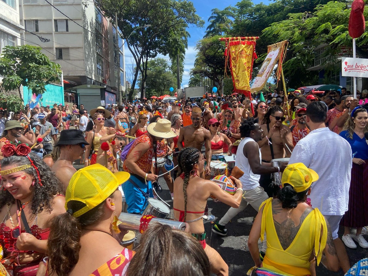 Após problema com trio elétrico, ‘Me Beija Que Eu Sou Pagodeiro’ trava na avenida mas é carregado pela bateria