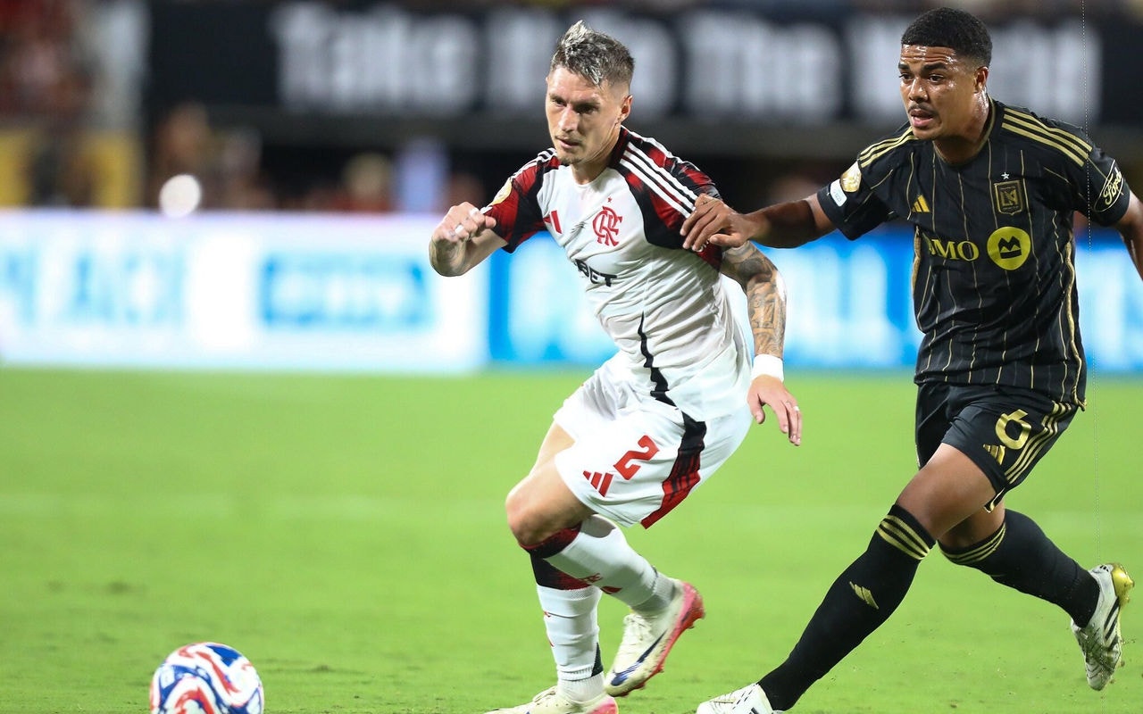 Varela, jogdor do Flamengo, em ação contra o Los Angeles FC (Foto: Gilvan de Souza/Flamengo)