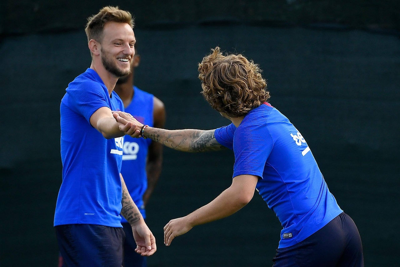 Rakitic brinca com Griezmann durante treino do Barcelona