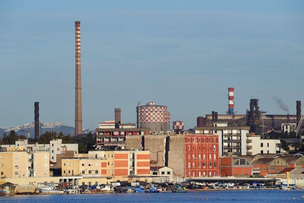 Visão geral da usina siderúrgica da ArcelorMittal Italia (Ex-Ilva) vista além do bairro residencial Tamburi, em Taranto, sul da Itália