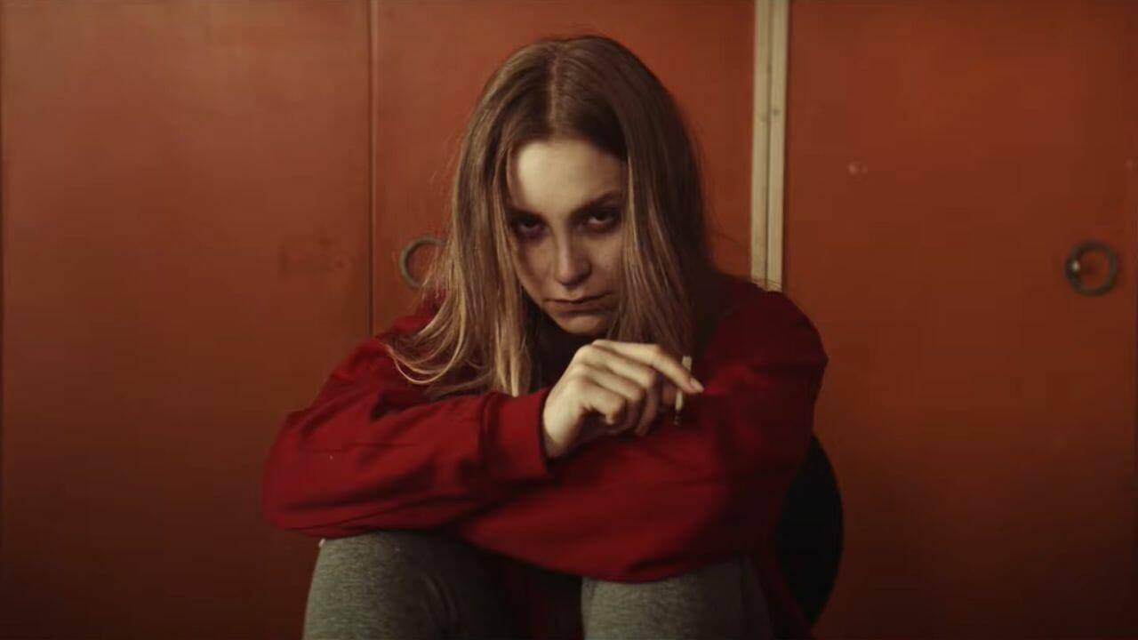 Carla Diaz é Suzane von Richthofen em pôster de A Menina Que Matou os Pais – A Confissão