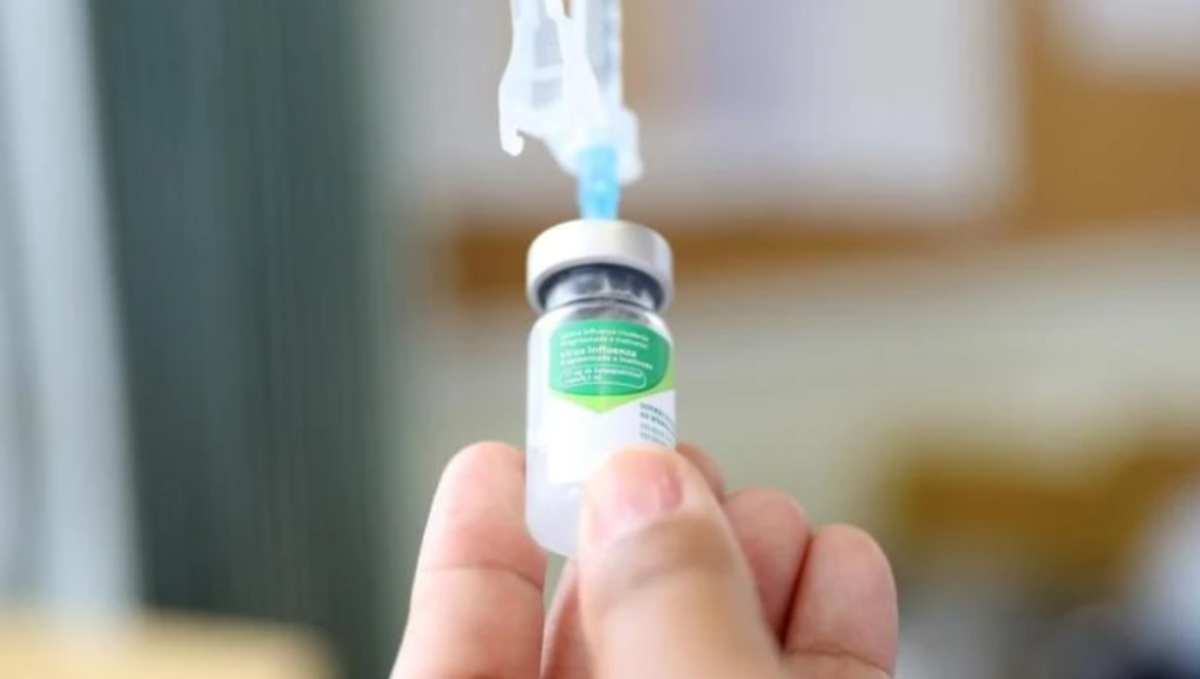 A vacina protege contra os vírus influenza A (H1N1 e H3N2) e influenza B