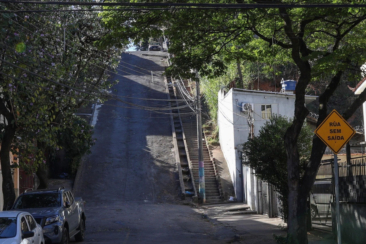 Rua Curupaiti, no Padre Eustáquio, é tão íngreme que poucos motoristas se arriscam a passar por ela