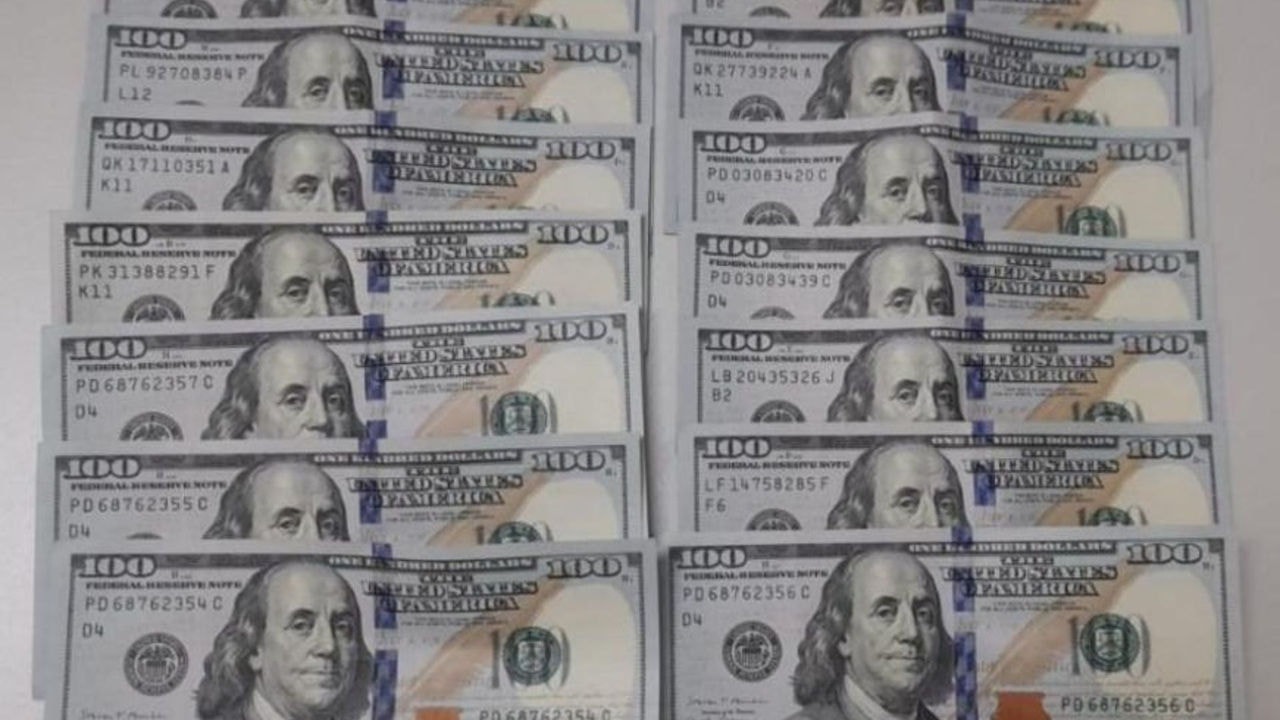 Com os detidos foram apreendidas notas de dólar e real 
