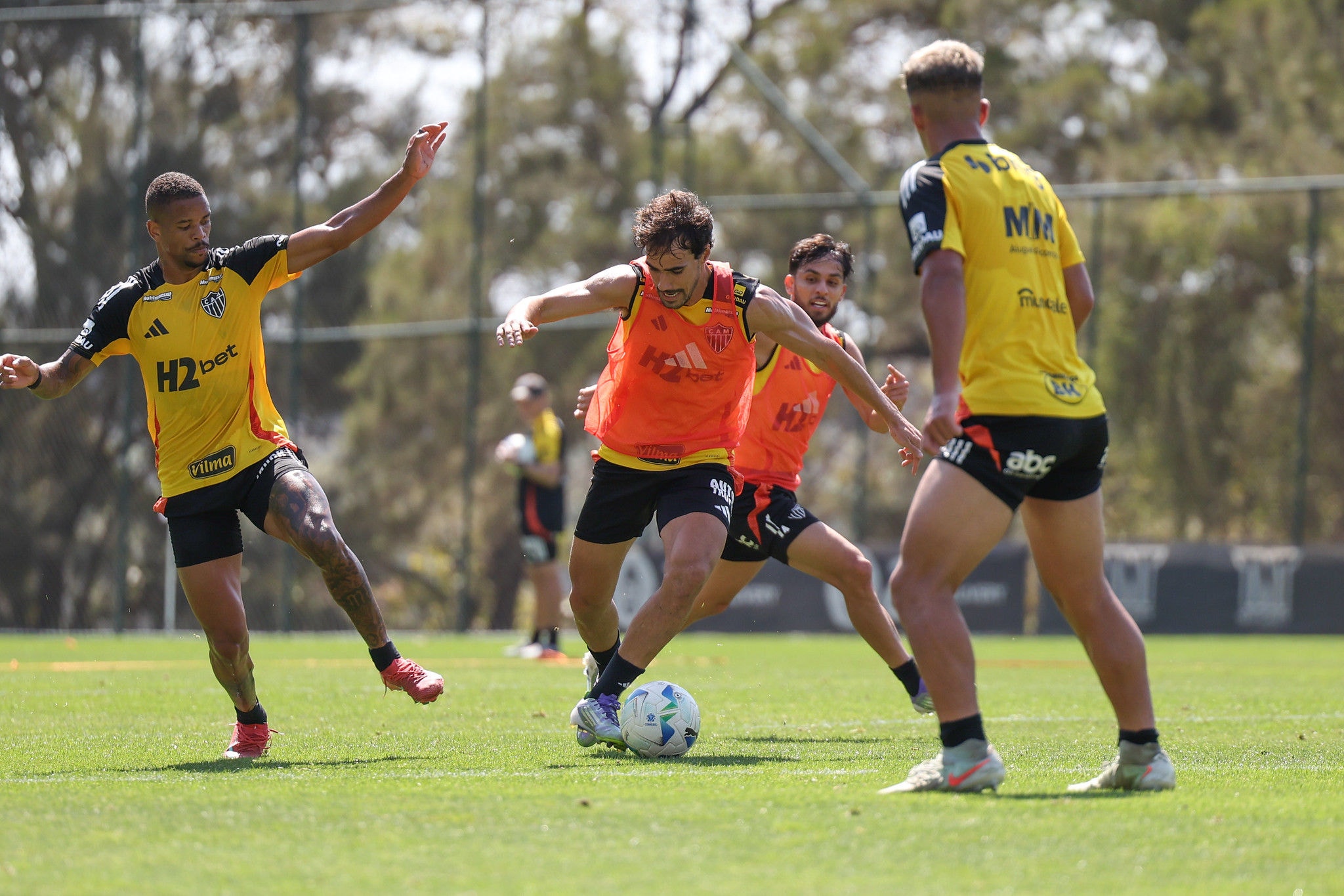 Jogadores em treino do Galo
