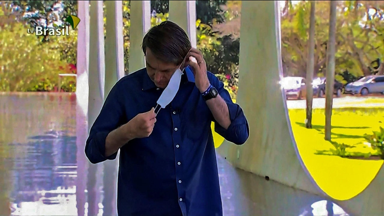 Bolsonaro retira a máscara após entrevista coletiva em Brasília
