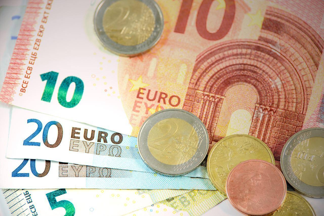 Euro atingiu nesta terça-feira (12) a paridade com dólar pela primeira vez em duas décadas.