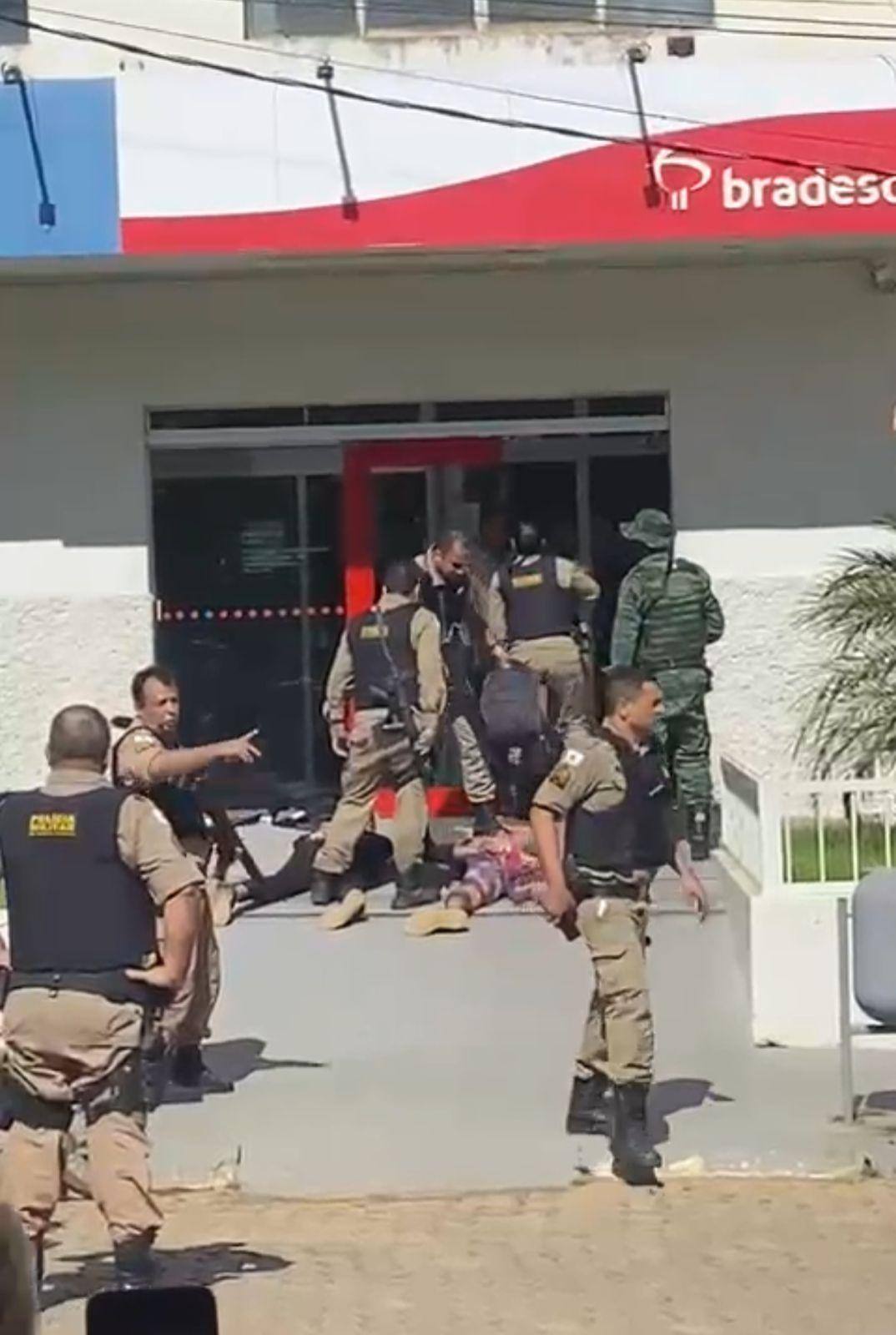 Dupla foi detida ainda em frente ao banco