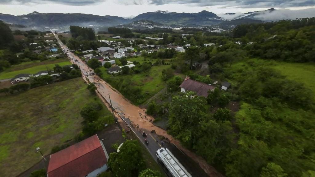 Parte de rodovia interditada em Encantado (RS) por causa de alagamento e estragos feitos por temporal
