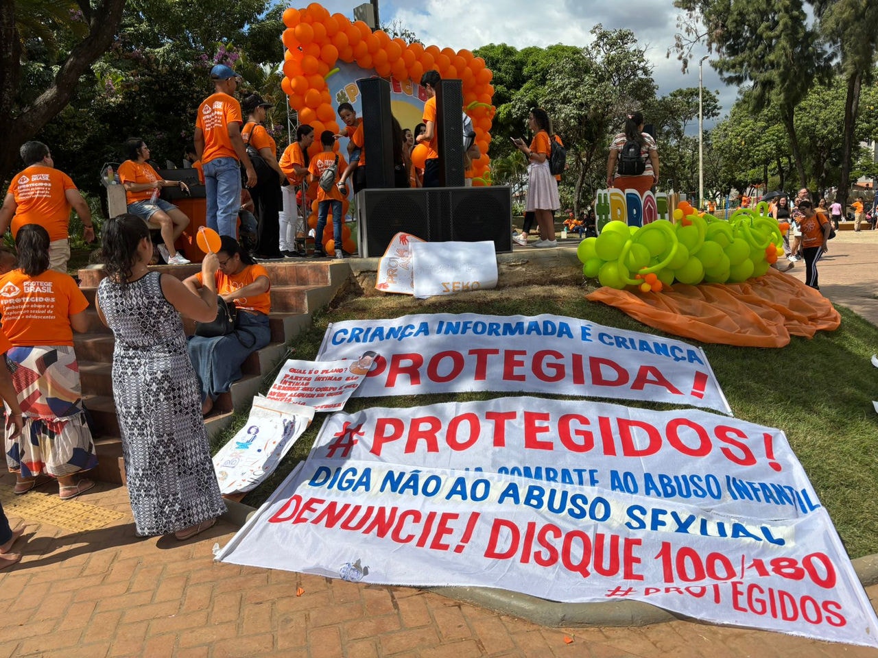 Faixas alertam sobre a necessidade de proteger as crianças contra o abuso durante ato na Praça Nossa Sra da Glória, em Contagem