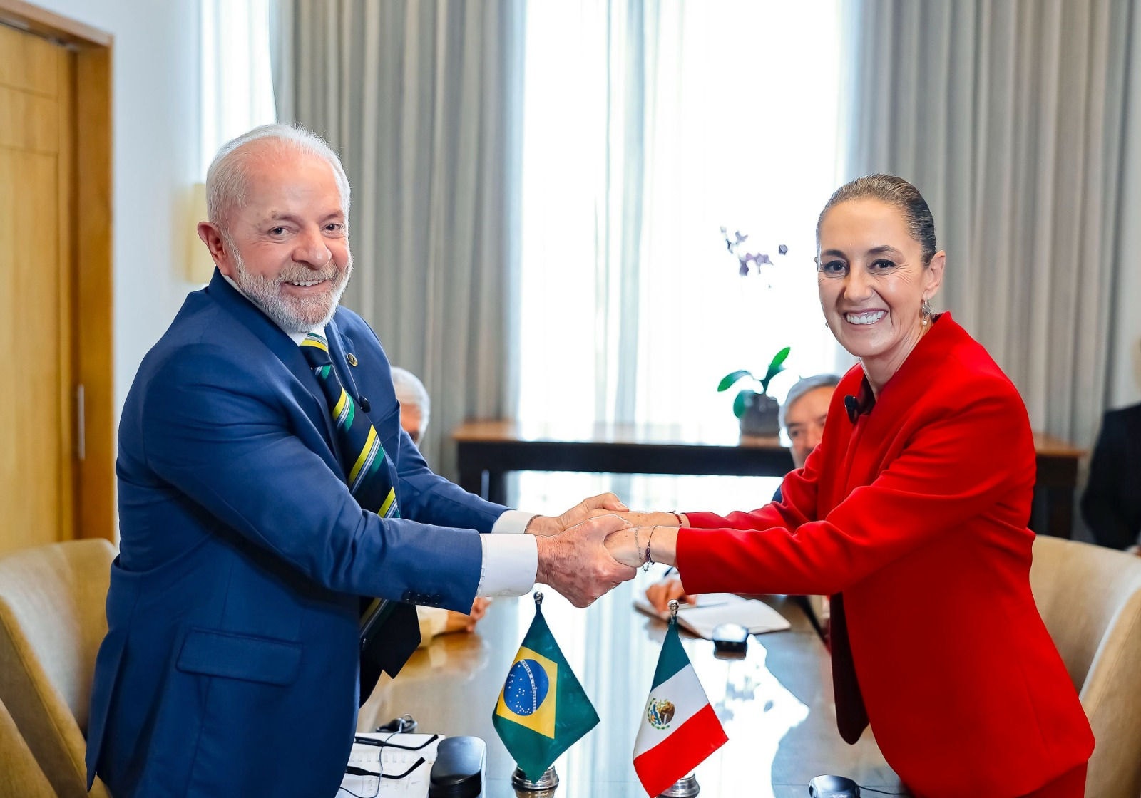 Lula e a presidente do México, Claudia Sheibaum, durante encontro em Honduras em abril de 2025