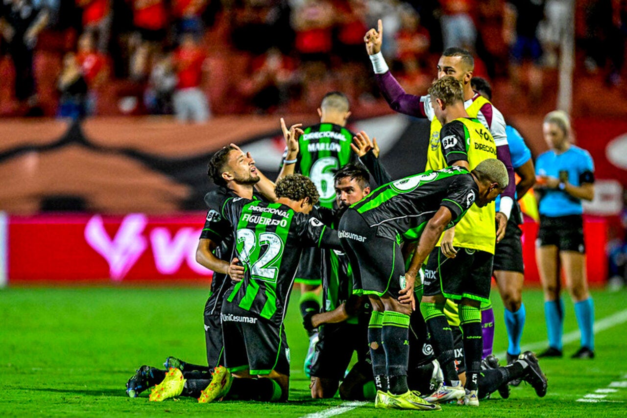 Jogadores do América celebram primeira vitória fora de casa na Série B